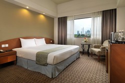 Memandang Masjid Terbesar di Malaysia dari Kamar Hotel