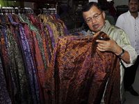 JK Tinjau Industri Batik Pekalongan