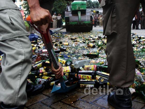 Ribuan Botol Miras Dimusnahkan