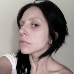 Promosikan Album Baru, Lady Gaga Mengejutkan Tampil Tanpa Makeup