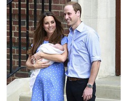 Gaya Busana Bangsawan Kerajaan Saat Memamerkan Royal Baby Pertamakalinya