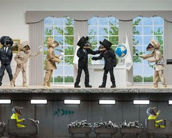 Atas Nama Seni, Ikan Mati Didandani Jadi Model oleh Seniman