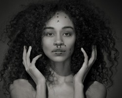 Fotografer Ini Ungkap Sisi Mengerikan dari Sebuah Kesempurnaan Wajah