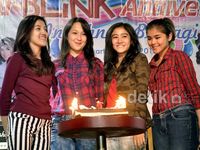 Rayakan Ultah, Blink Bagi-bagi Takjil di Tebet