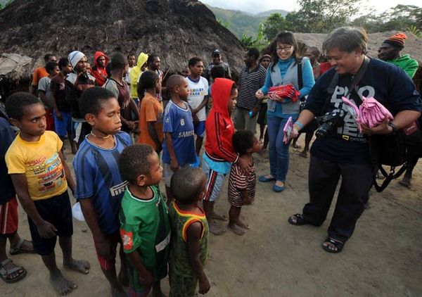 Anak-anak Papua Terima Bantuan