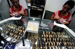 Keamanan Jelang Lebaran, Toko Emas di Pekanbaru Dijaga Tim Buser