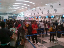 Carousel di KNIA Macet, Ratusan Penumpang Antre di Depan Counter Lion Air