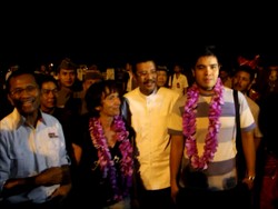 Dahlan Iskan Kalungi Bunga Penumpang dan Pilot Pesawat Terakhir di Polonia