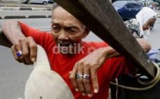 Pengemis Main Kucing-kucingan, Petugas Kelimpungan