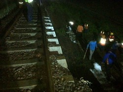 Longsor Akibat Hujan Deras di Perlintasan KA di Tasik, Jalur Dialihkan