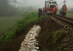 PT KAI Gunakan Karung Isi Tanah untuk Timbun Tanah Longsor di Tasik
