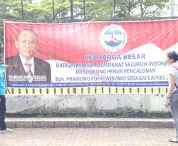Muncul Spanduk Dukungan Pramono Edhie Capres di Pagar DPR