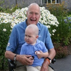 Bush Senior Gunduli Rambut Demi Solidaritas untuk Anak Penderita Kanker