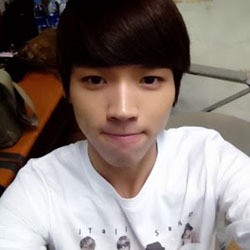 Kelaparan Saat Diet, Woohyun Infinite Makan Cokelat di Kamar Mandi