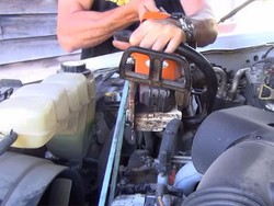 Aki Mobil Soak? Coba Pakai Gergaji Mesin...