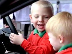 Jangan Coba-coba Tinggalkan Anak di Mobil