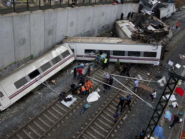Kereta Tergelincir di Spanyol, 60 Orang Tewas