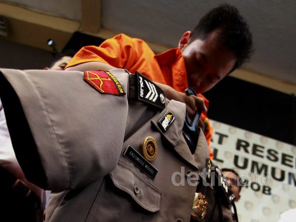 Polisi Gadungan Dibekuk Polisi Gadungan Dibekuk