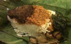 Pusat Nasi Bakar: Mengobati Lapar dengan Nasi Hangat Berlauk Daging Manis