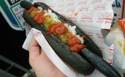 Gurih Enak Hot Dog Hitam dengan Sosis Hitam