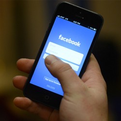 Pengguna Mobile Dongkrak Saham Facebook 