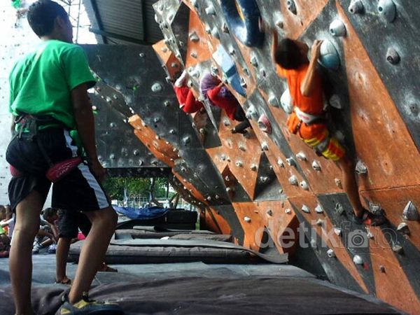Menanti Berbuka dengan Berlatih Panjat Tebing