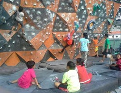 Ngabuburit ala Bocah Climber Surabaya, Menanti Azan Sambil Berkeringat