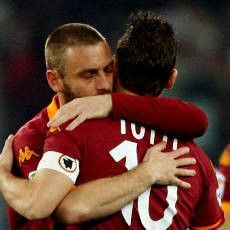 De Rossi Ultah, Totti: Bertahanlah di Roma