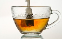 Sering Konsumsi Teh Murahan Sebabkan Gigi Kuning dan Pengapuran Tulang