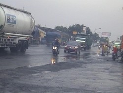 Waspadai Jalan Berlubang di Jalur Pantura Tegal Sepanjang 12 Km
