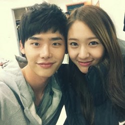 Krystal f(x) Masih Sering Hubungi Lee Jong Suk