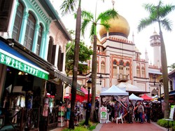 Berburu Takjil Berbagai Negara di Masjid Sultan Singapura