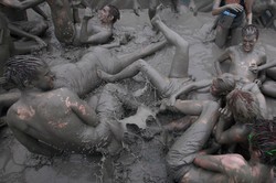 Demi Tampil Cantik, 3 Juta Turis Ikut Festival Lumpur di Korea