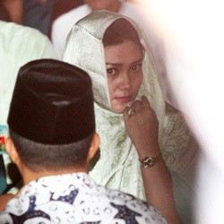 Ucapkan 2 Kalimat Syahadat, Bella Saphira Terbata-bata