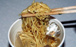 Bagaimana Rasanya Mie Cup Ditambahi Es Batu?