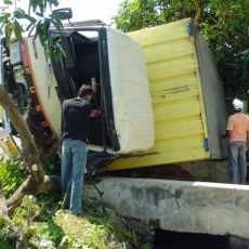 Truk Muatan Paket Terguling di Selokan