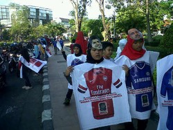  Pemain Liverpool, Chelsea, dan Arsenal Bagi-bagi Takjil di Surabaya