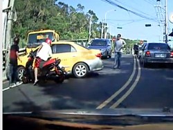 Perang Skuter dan Taksi di Jalanan