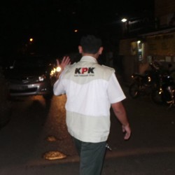 Bawa 3 Kardus, Penyidik KPK Keluar dari Kantor Hotma Sitompoel