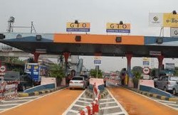  Pengendara Luxio Lempar Petasan ke Gardu Tol Gunung Putri