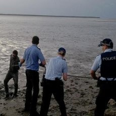 Jalan-jalan di Pantai Australia, Pemuda Ini Terjebak 3 Jam di Lumpur