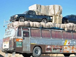Di Afghanistan, Mobil Diangkut Naik Bus