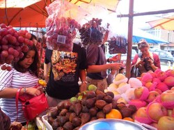 Berburu Kain Ulos Hingga Buah-buahan Segar di Pasar Balige