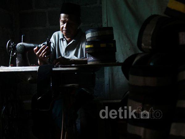 Berkah Ramadan Bagi Pembuat Peci