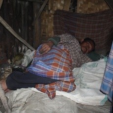 Kasur Penambang Belerang Terbuat dari Karung Berisi Alang-Alang