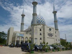 Andalusia Islamic Center Bagi-bagi 1.500 Jilbab Murah untuk Dhuafa