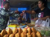 Tukar Sampah dengan Takjil di Bank Ramli