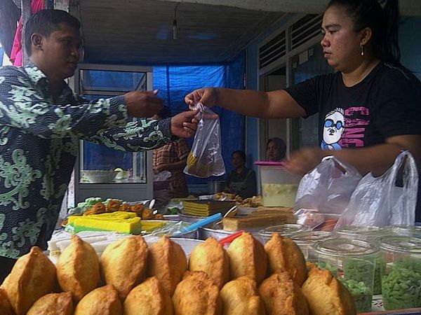 Tukar Sampah dengan Takjil di Bank Ramli