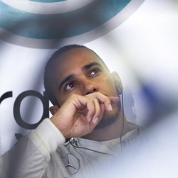 Kaget Dapat Pole, Hamilton Mengaku Butuh Keajaiban untuk Menang