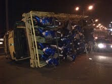 Sepeda Motor di Truk yang Timpa BMW di Kemayoran Dievakuasi